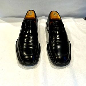 Mens Ferragamo size 10D black loafers.
